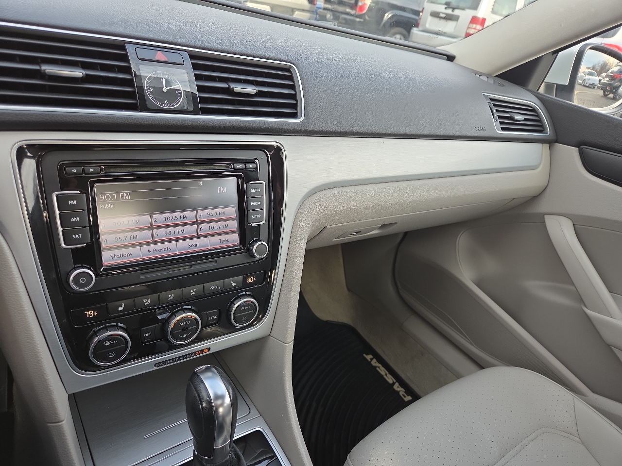 Volkswagen Passat 2.5L SE w/Sunroof 2012