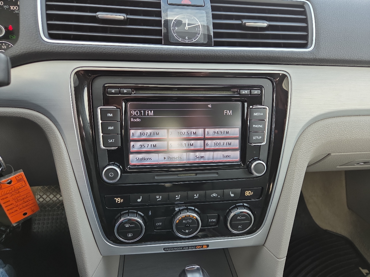 Volkswagen Passat 2.5L SE w/Sunroof 2012