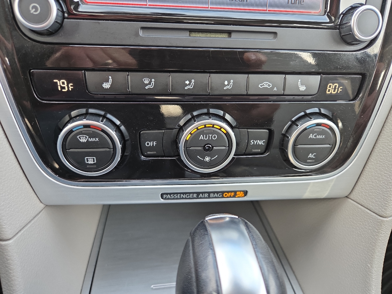 Volkswagen Passat 2.5L SE w/Sunroof 2012