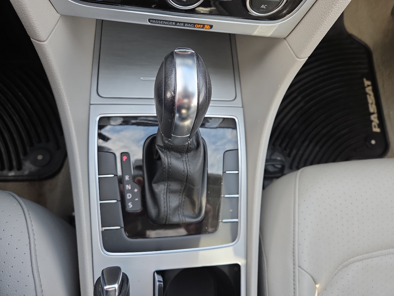 Volkswagen Passat 2.5L SE w/Sunroof 2012