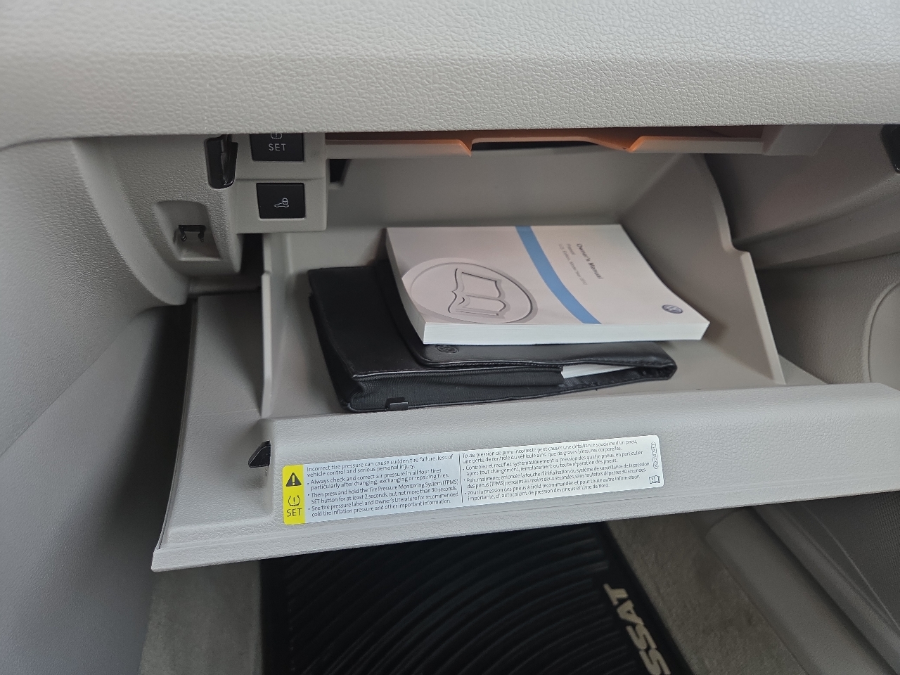 Volkswagen Passat 2.5L SE w/Sunroof 2012