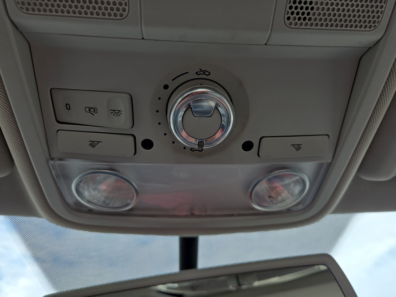 Volkswagen Passat 2.5L SE w/Sunroof 2012