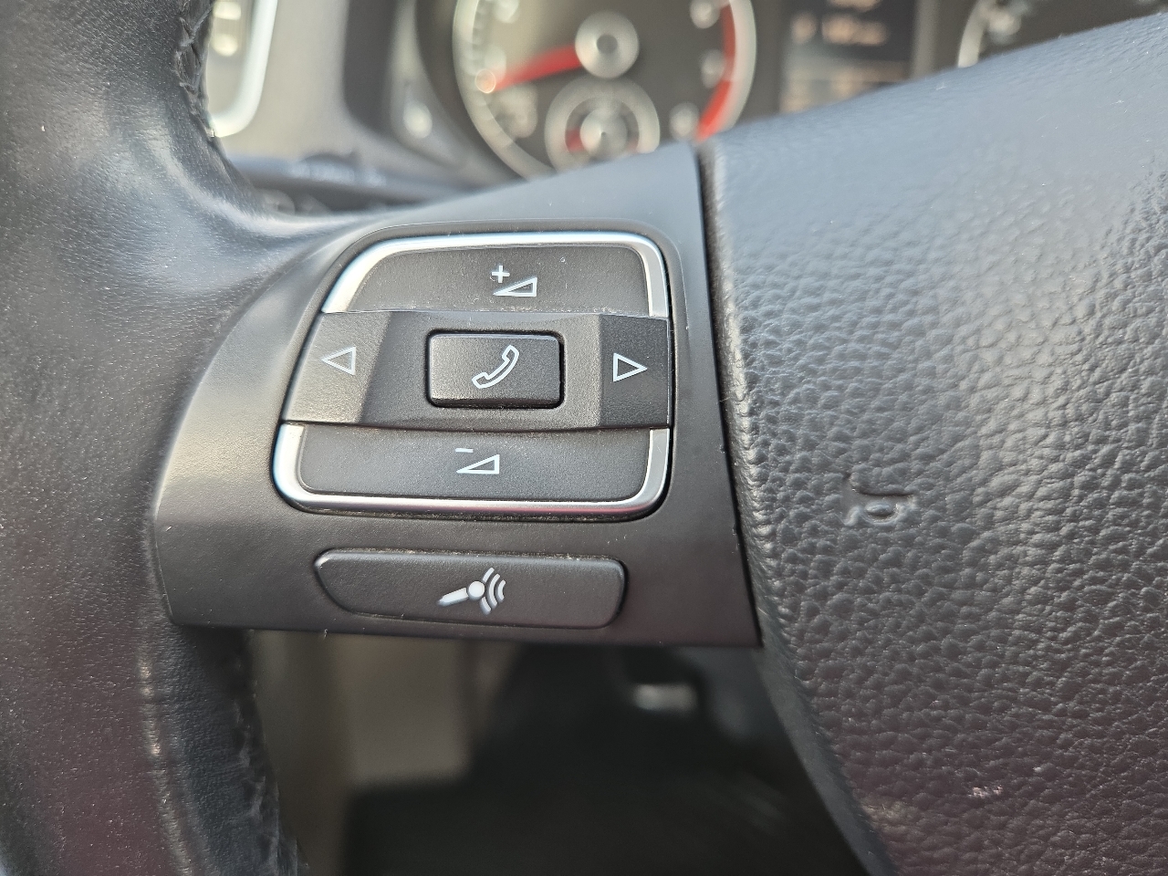 Volkswagen Passat 2.5L SE w/Sunroof 2012