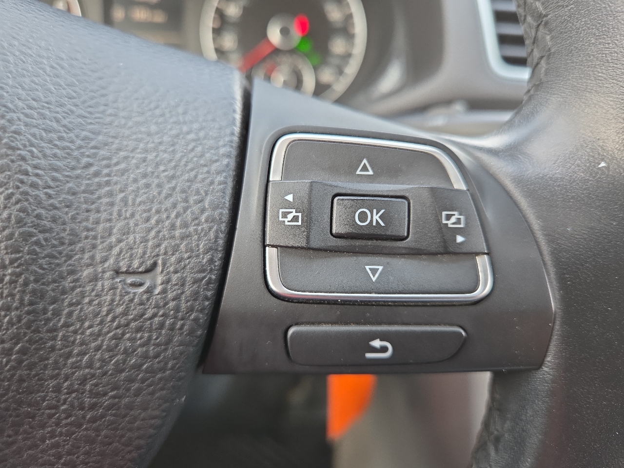 Volkswagen Passat 2.5L SE w/Sunroof 2012