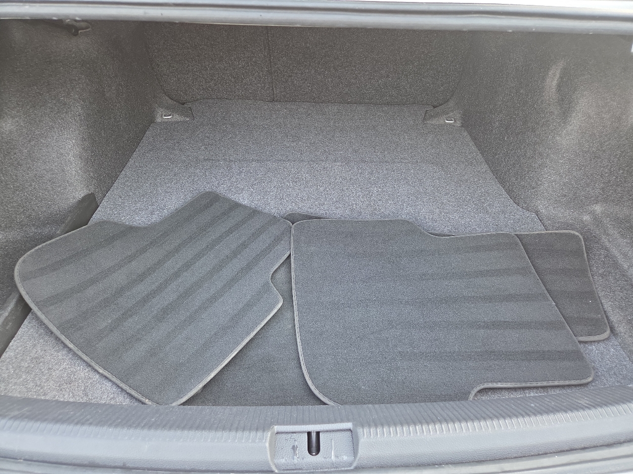 Volkswagen Passat 2.5L SE w/Sunroof 2012