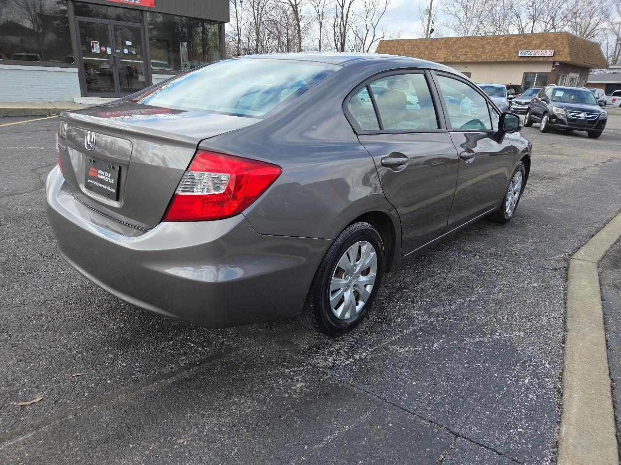 Honda Civic LX Sedan 5-Speed AT 2012