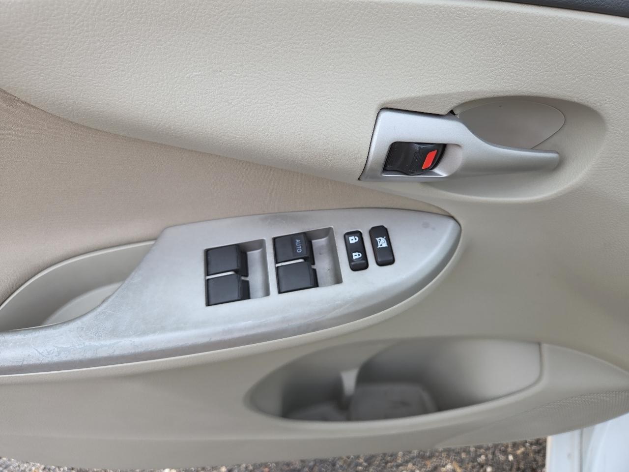 Toyota Corolla LE 4-Speed AT 2013