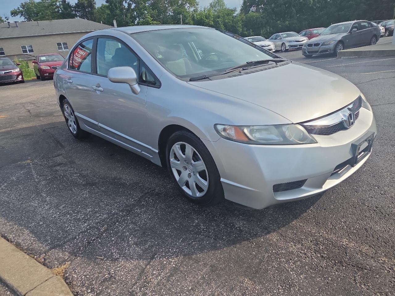 Honda Civic LX Sedan 5-Speed AT 2011