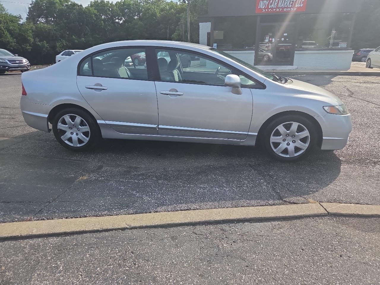Honda Civic LX Sedan 5-Speed AT 2011