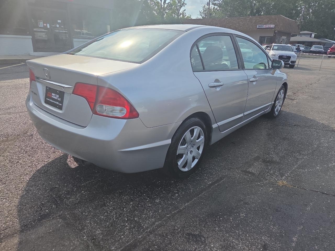 Honda Civic LX Sedan 5-Speed AT 2011