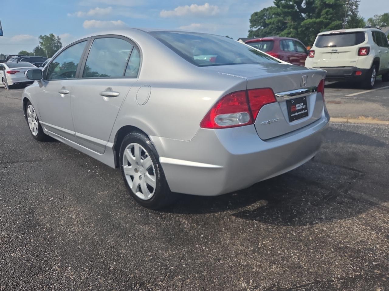 Honda Civic LX Sedan 5-Speed AT 2011