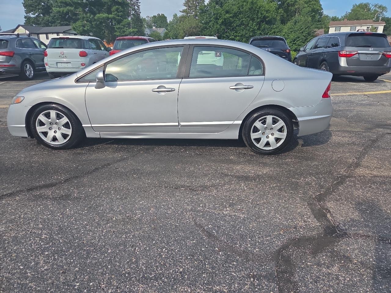 Honda Civic LX Sedan 5-Speed AT 2011
