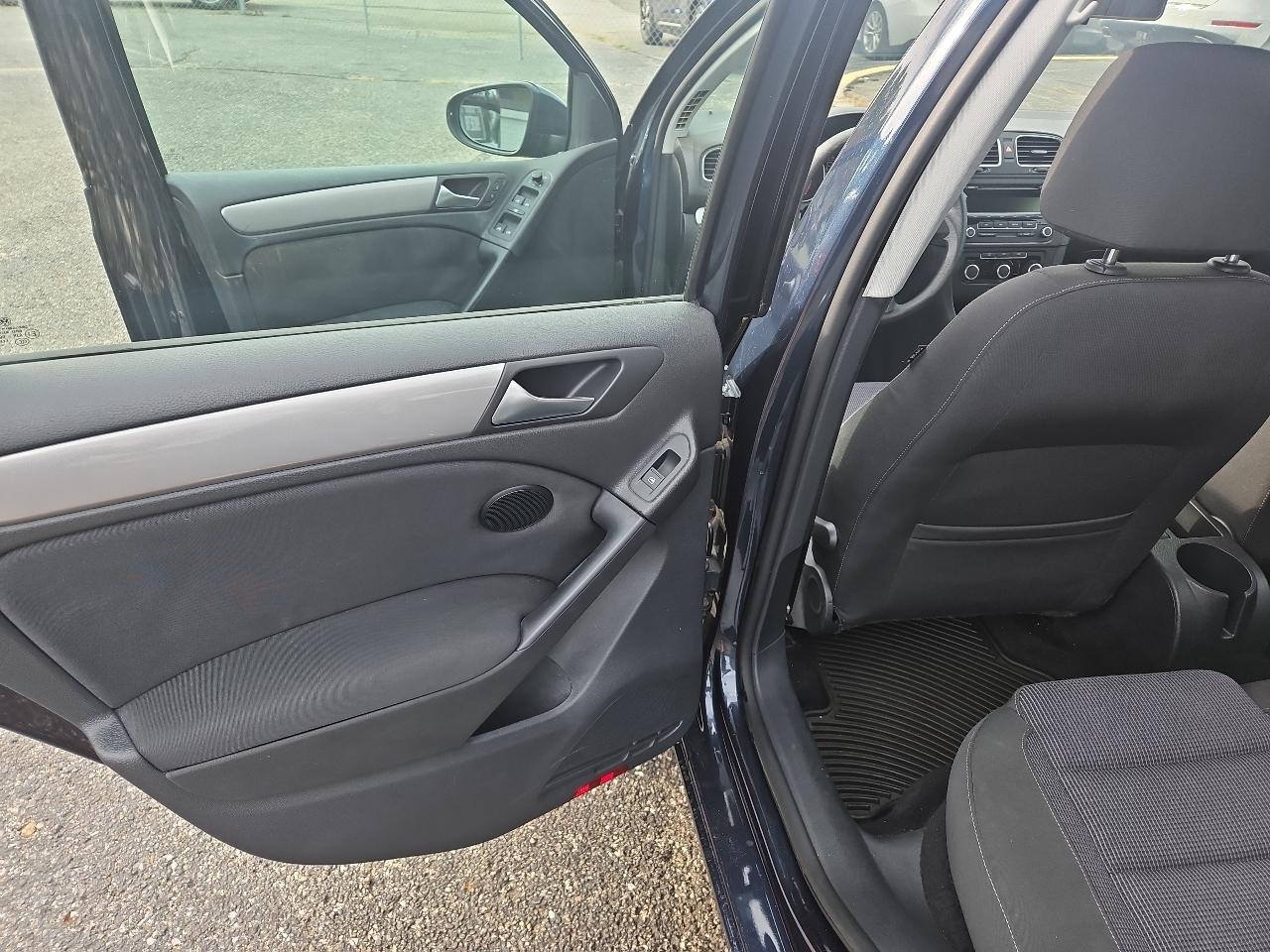 Volkswagen Golf 2.5L 4-Door 2012