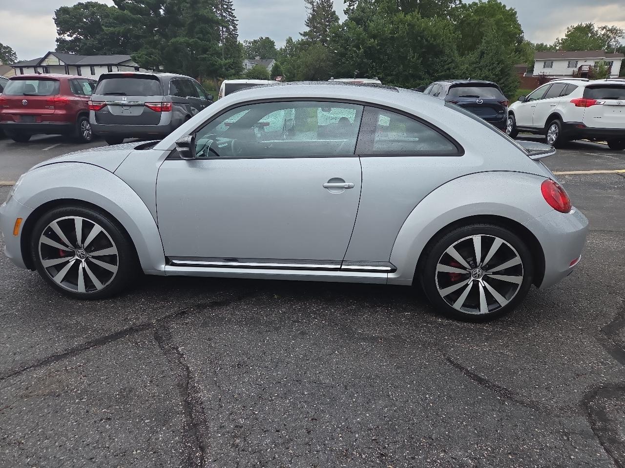 Volkswagen Beetle 2.0T Turbo w/Sunroof & Sound 2013