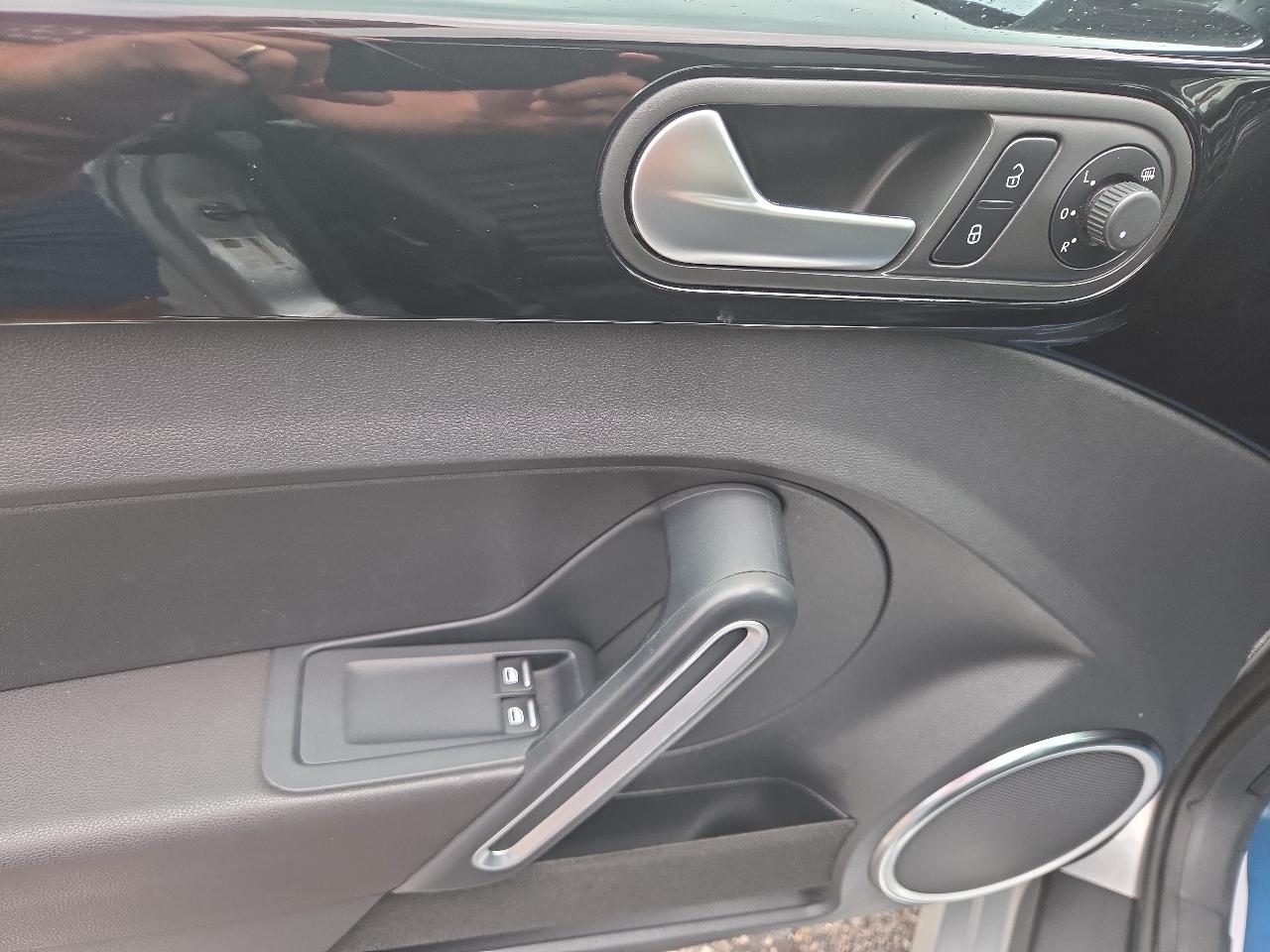 Volkswagen Beetle 2.0T Turbo w/Sunroof & Sound 2013