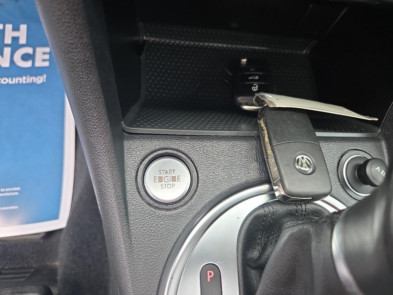 Volkswagen Beetle 2.0T Turbo w/Sunroof & Sound 2013