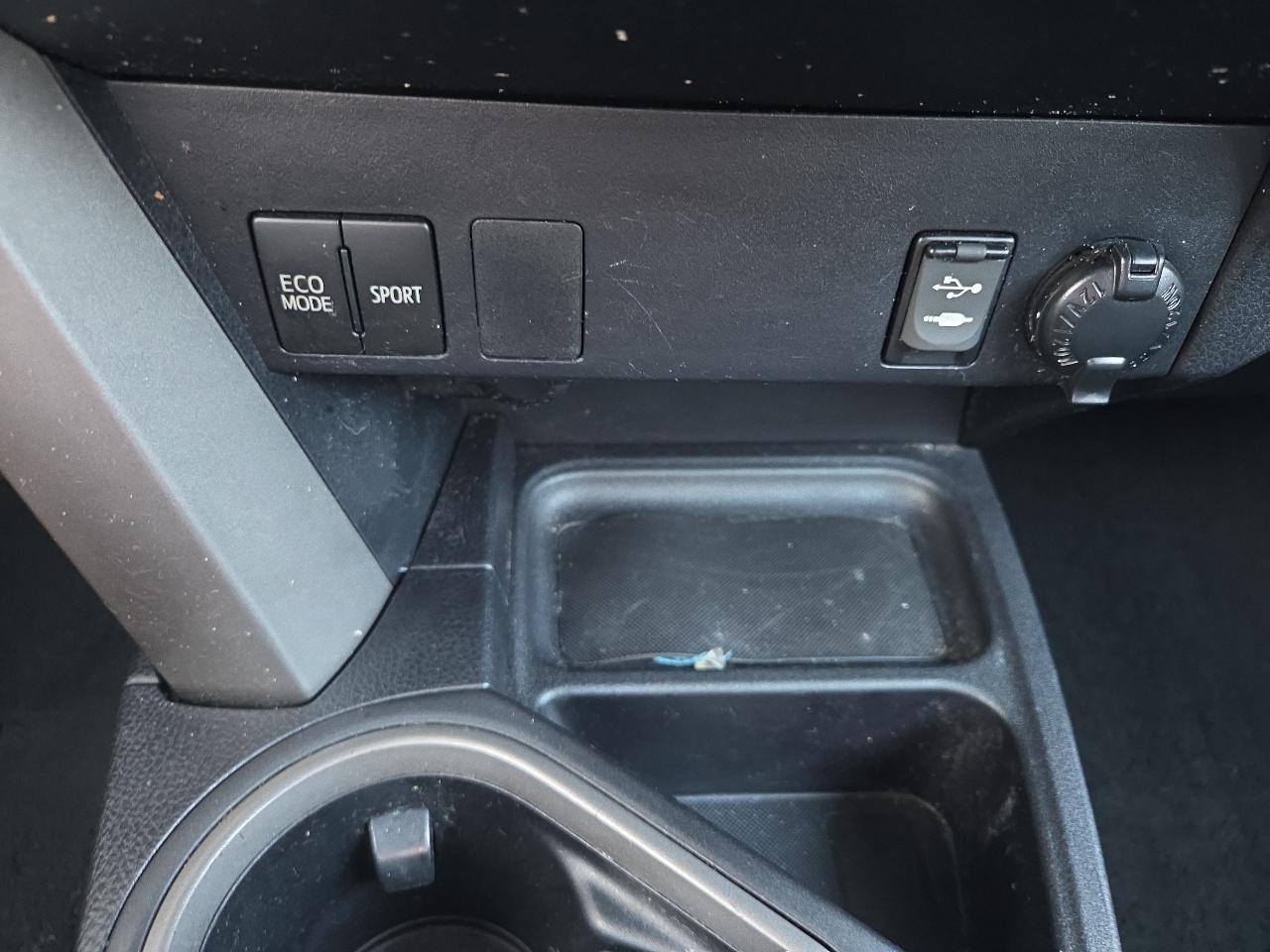 Toyota RAV4 LE AWD 2016