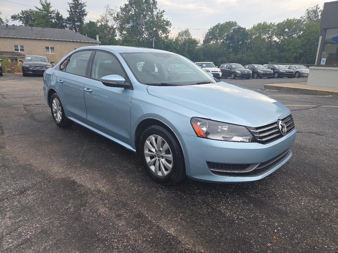 Volkswagen Passat 2.5L S W/Appearance 2012