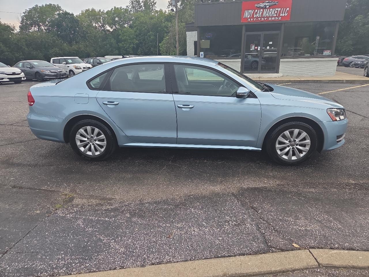 Volkswagen Passat 2.5L S W/Appearance 2012