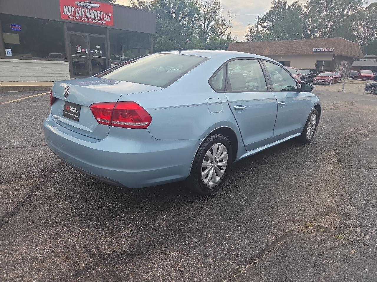 Volkswagen Passat 2.5L S W/Appearance 2012