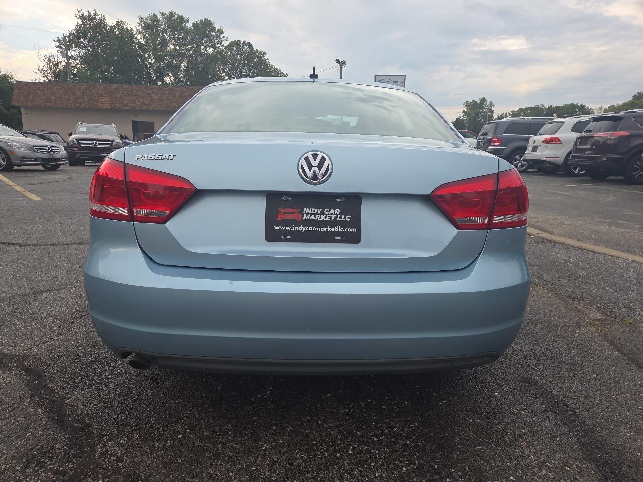 Volkswagen Passat 2.5L S W/Appearance 2012