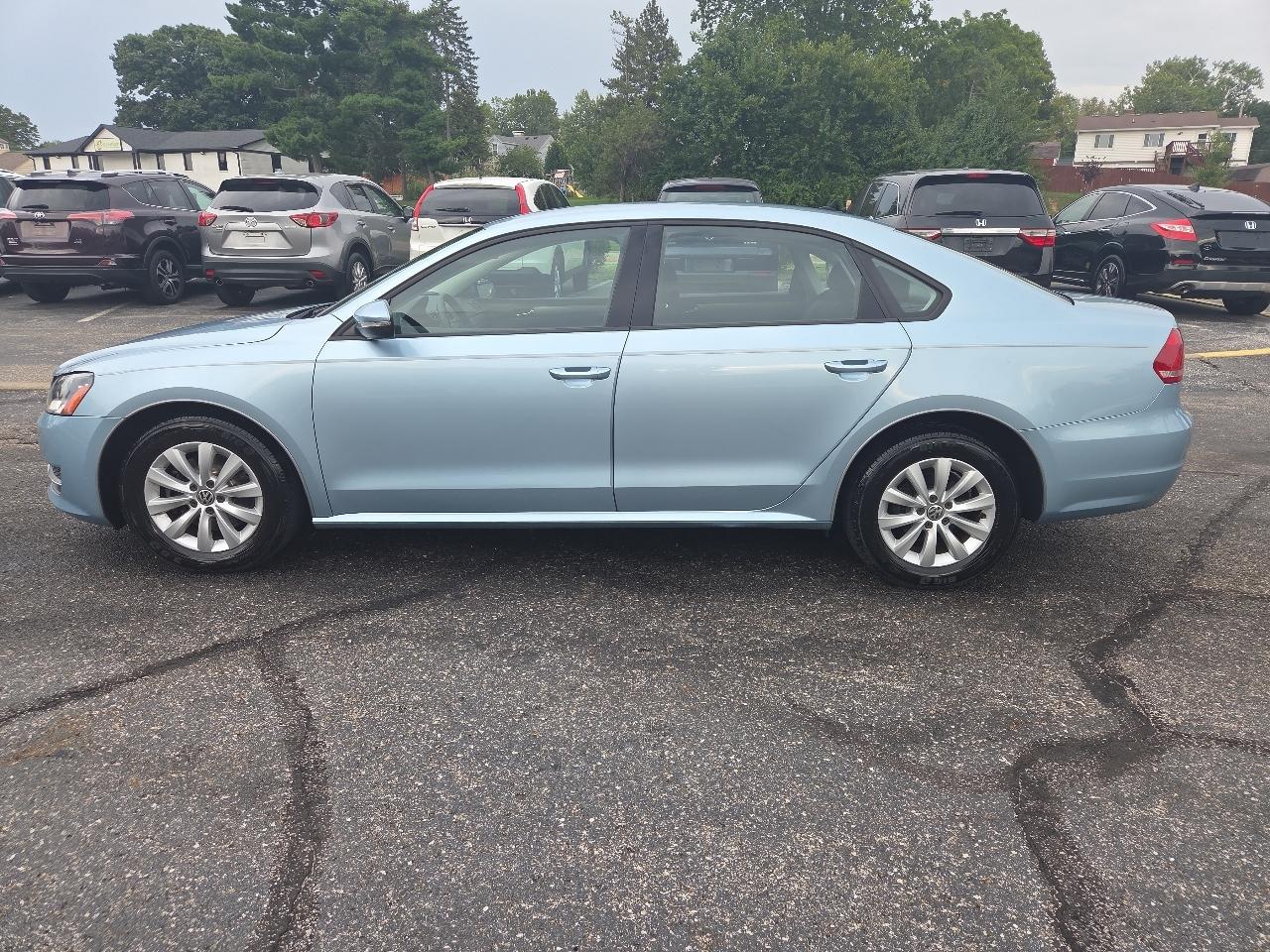Volkswagen Passat 2.5L S W/Appearance 2012