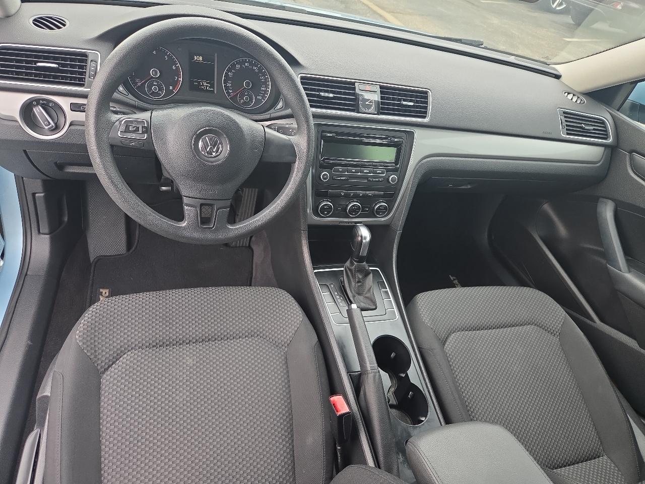 Volkswagen Passat 2.5L S W/Appearance 2012