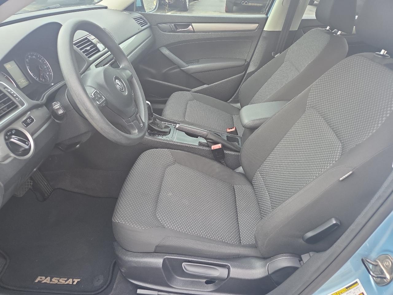 Volkswagen Passat 2.5L S W/Appearance 2012