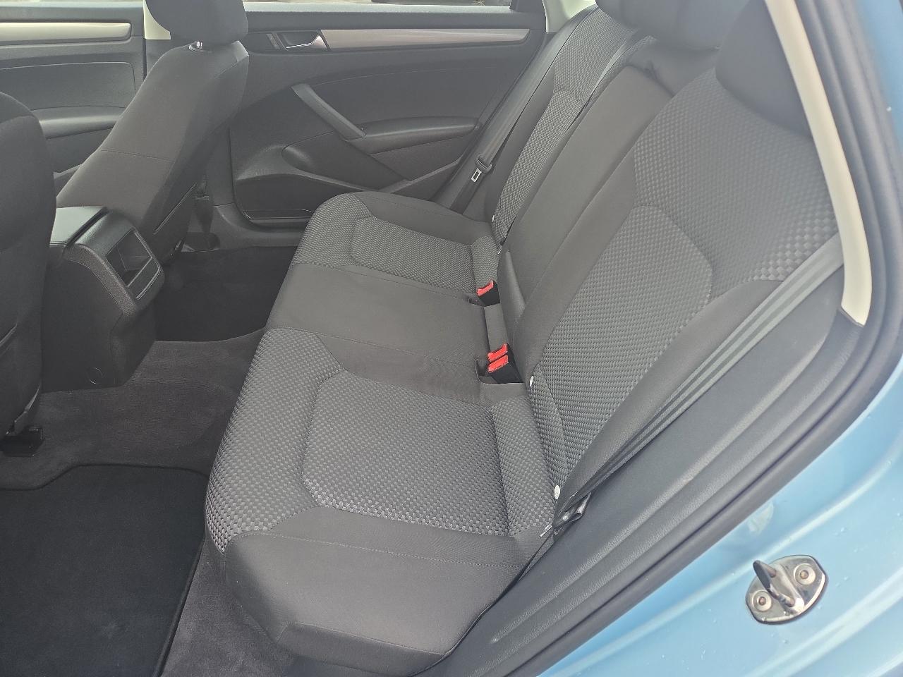 Volkswagen Passat 2.5L S W/Appearance 2012