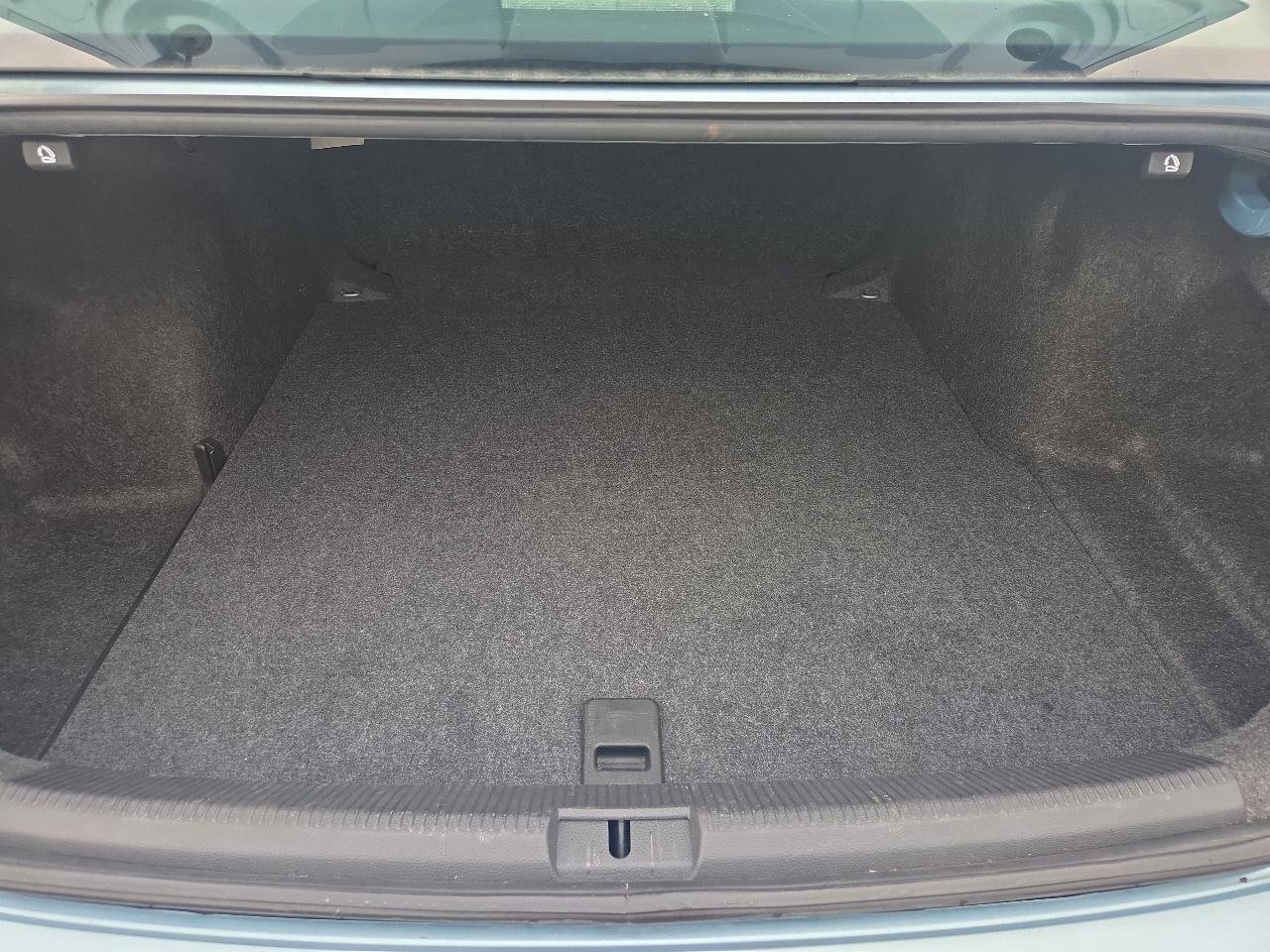 Volkswagen Passat 2.5L S W/Appearance 2012