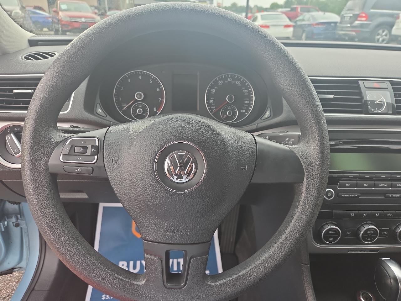 Volkswagen Passat 2.5L S W/Appearance 2012