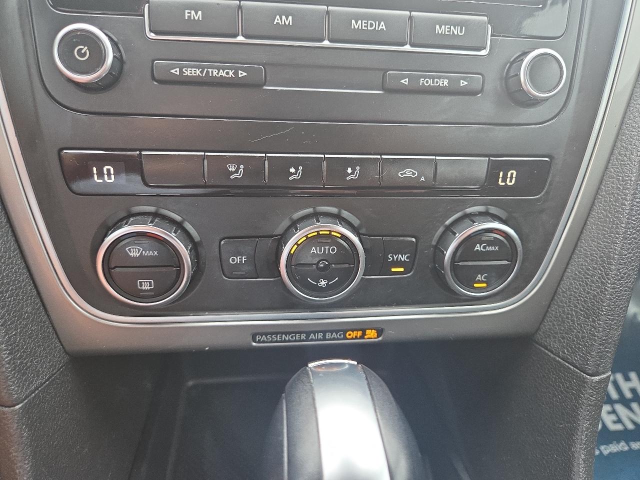 Volkswagen Passat 2.5L S W/Appearance 2012