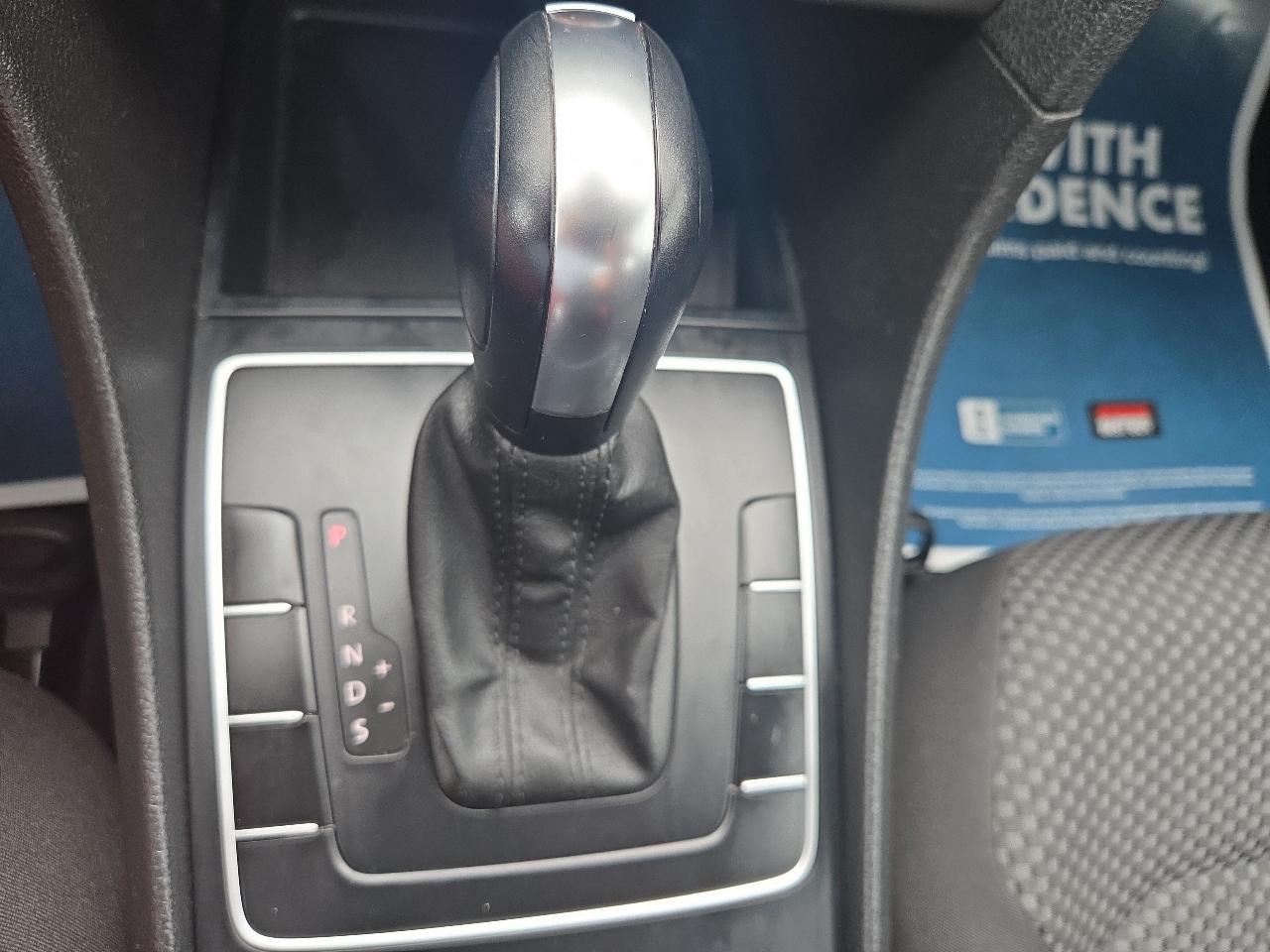 Volkswagen Passat 2.5L S W/Appearance 2012
