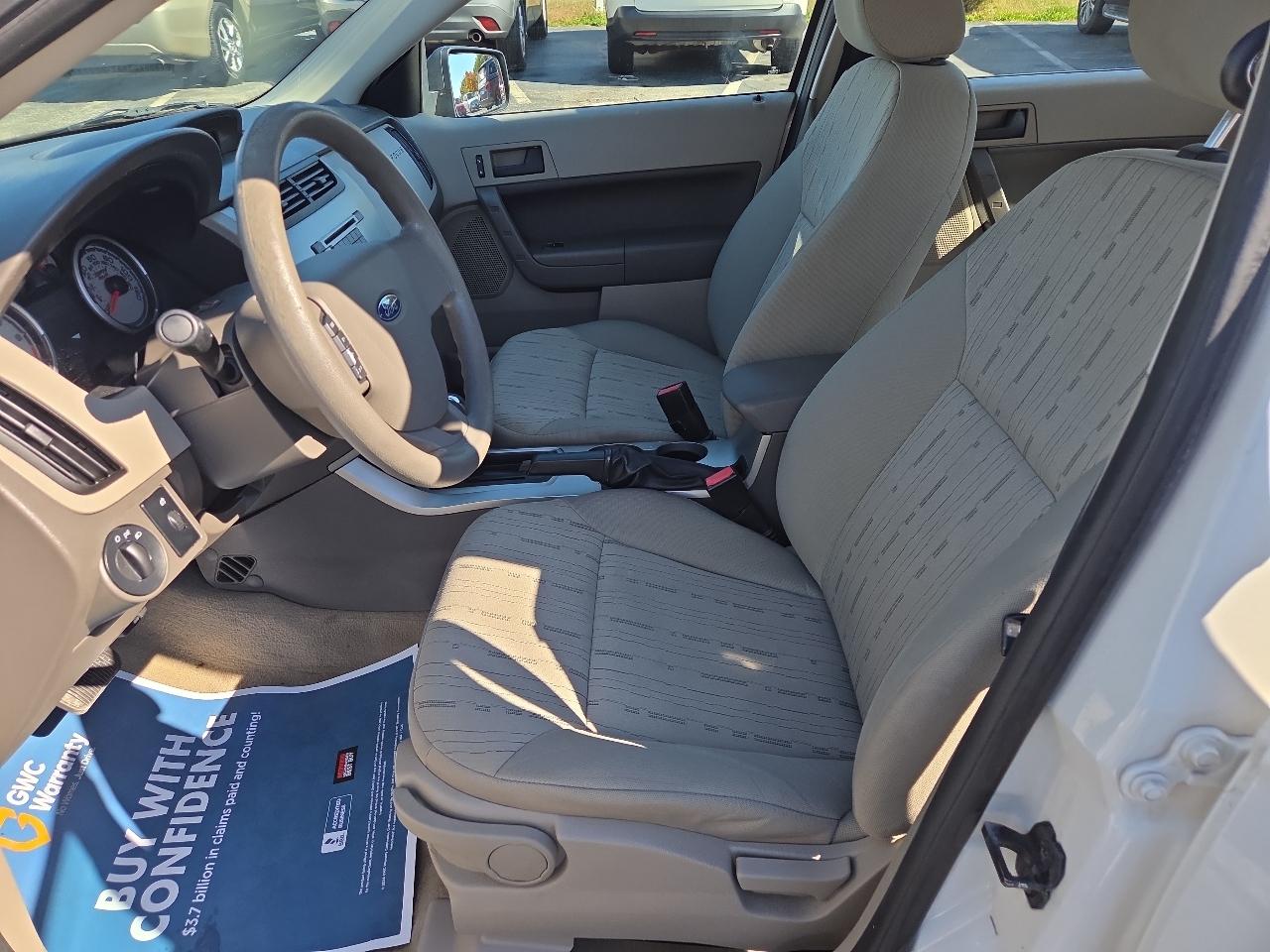 Ford Focus SE Sedan 2011