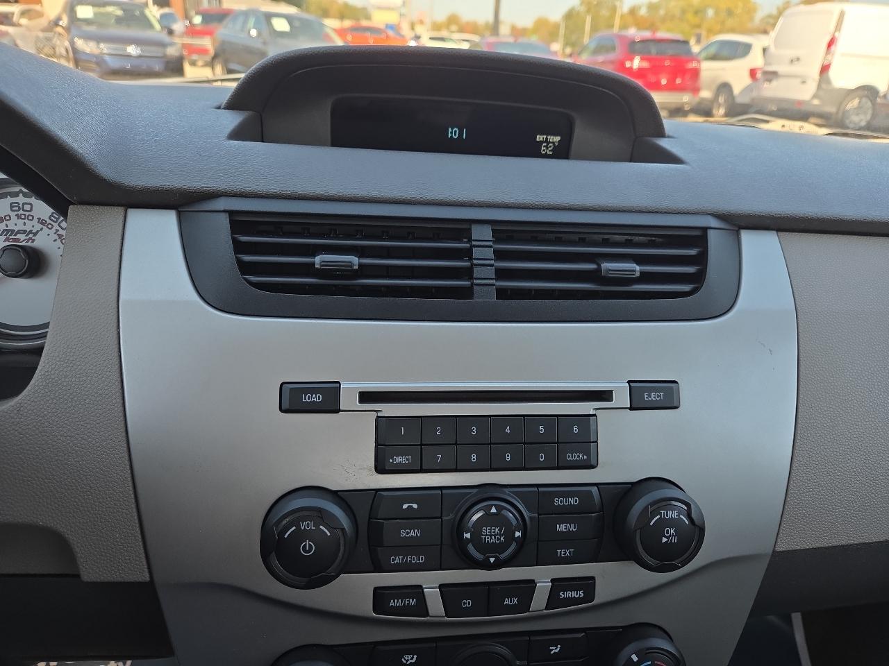 Ford Focus SE Sedan 2011