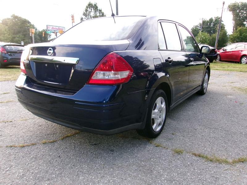 Nissan Versa  2010