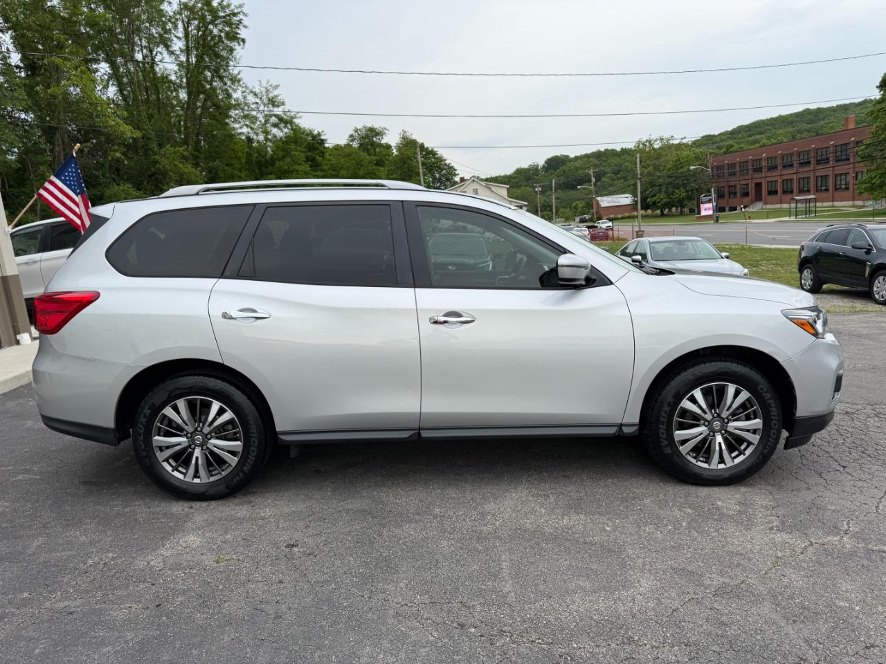 Nissan Pathfinder SV 4WD 2019