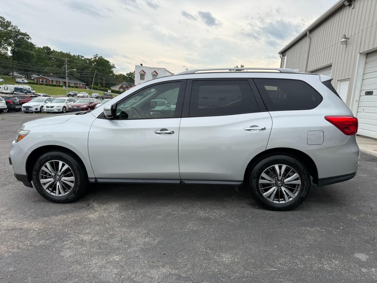 Nissan Pathfinder SV 4WD 2019