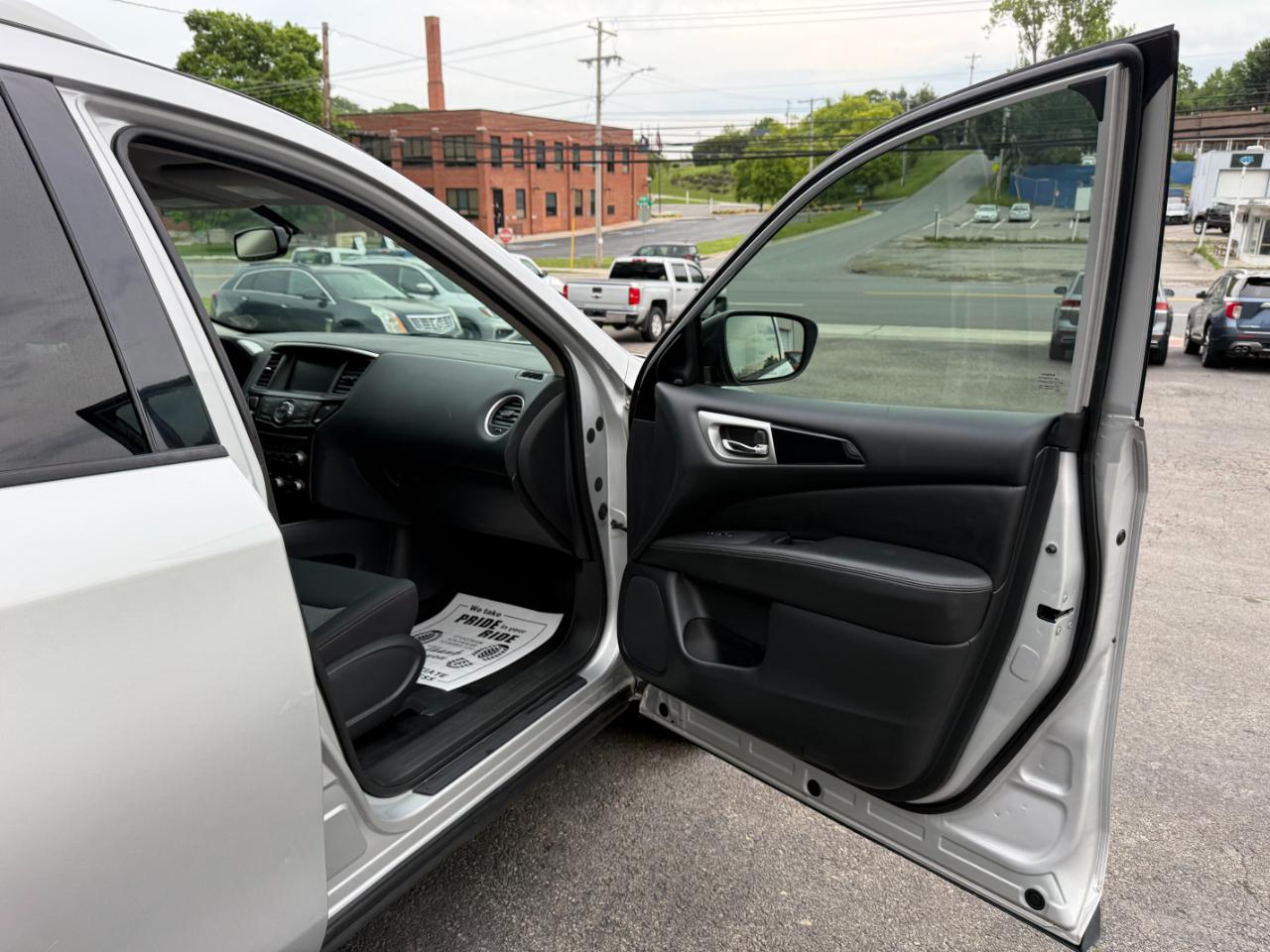 Nissan Pathfinder SV 4WD 2019