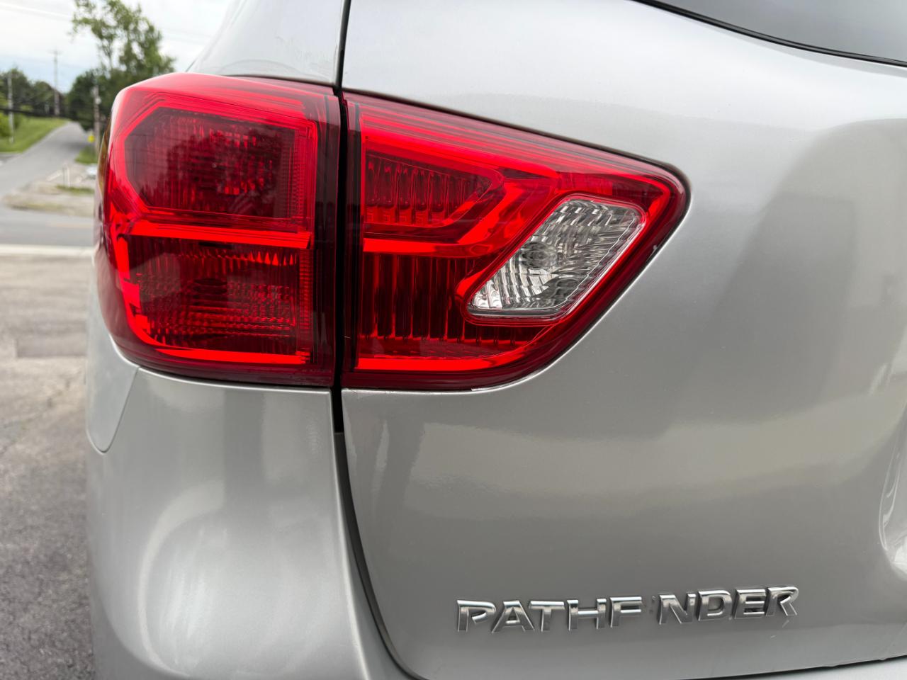 Nissan Pathfinder SV 4WD 2019