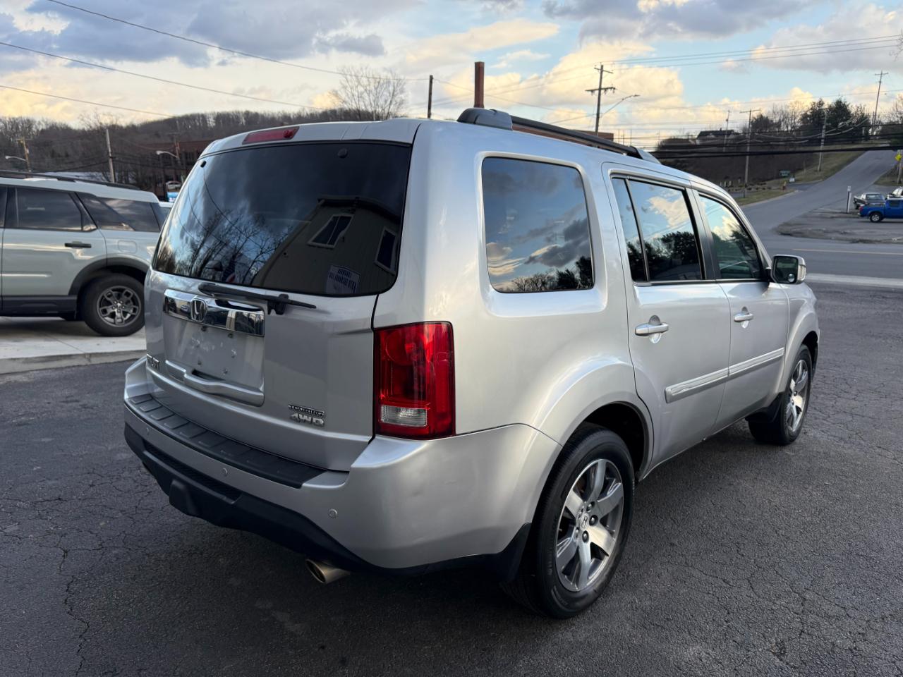 Honda Pilot Touring 4WD 5-Spd AT with DVD 2013