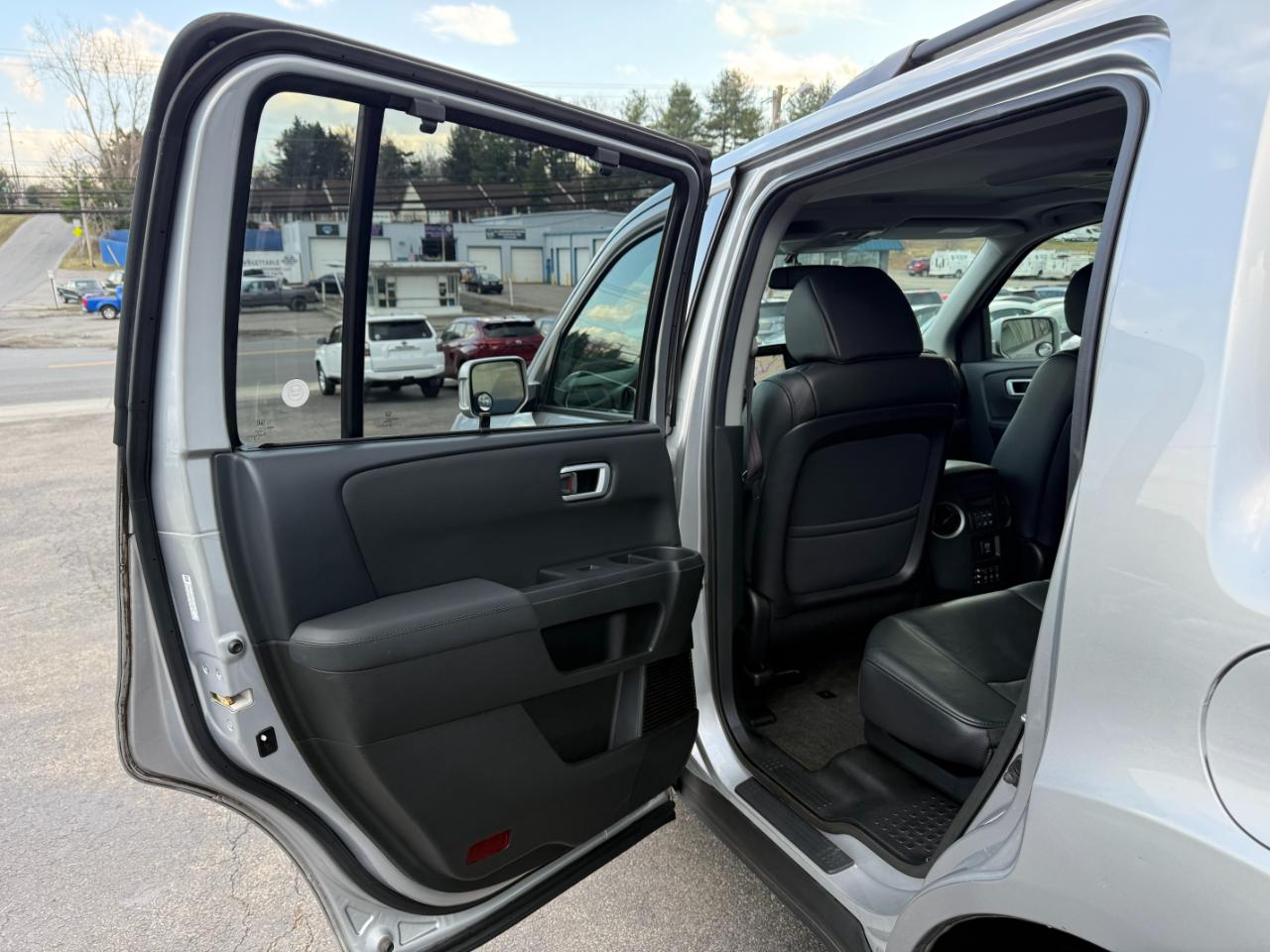 Honda Pilot Touring 4WD 5-Spd AT with DVD 2013