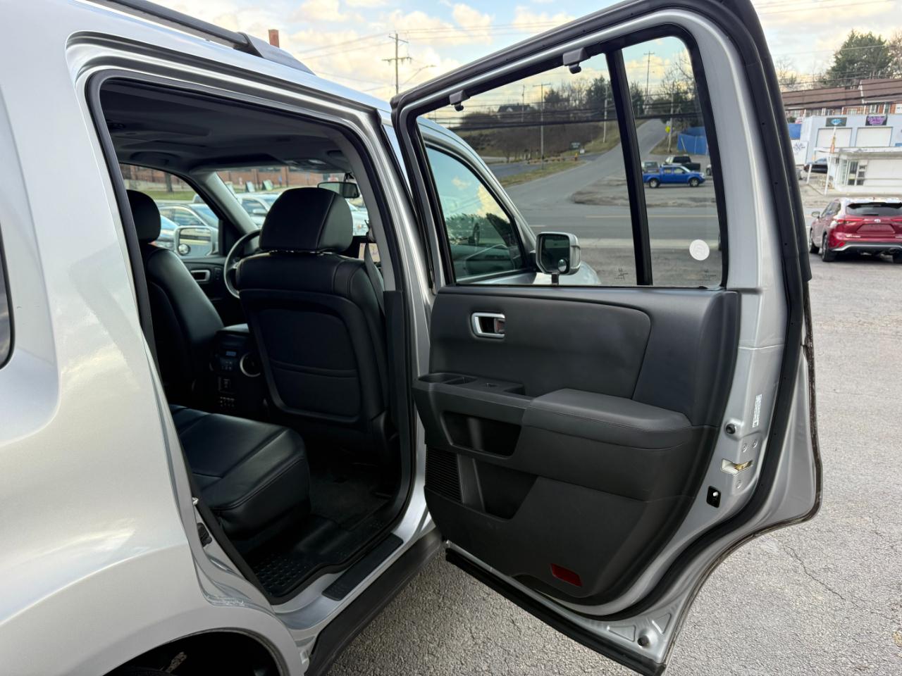 Honda Pilot Touring 4WD 5-Spd AT with DVD 2013