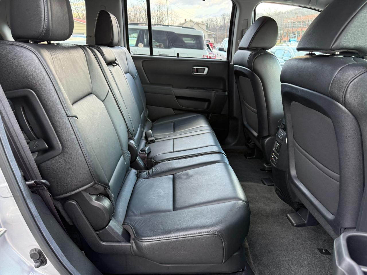 Honda Pilot Touring 4WD 5-Spd AT with DVD 2013