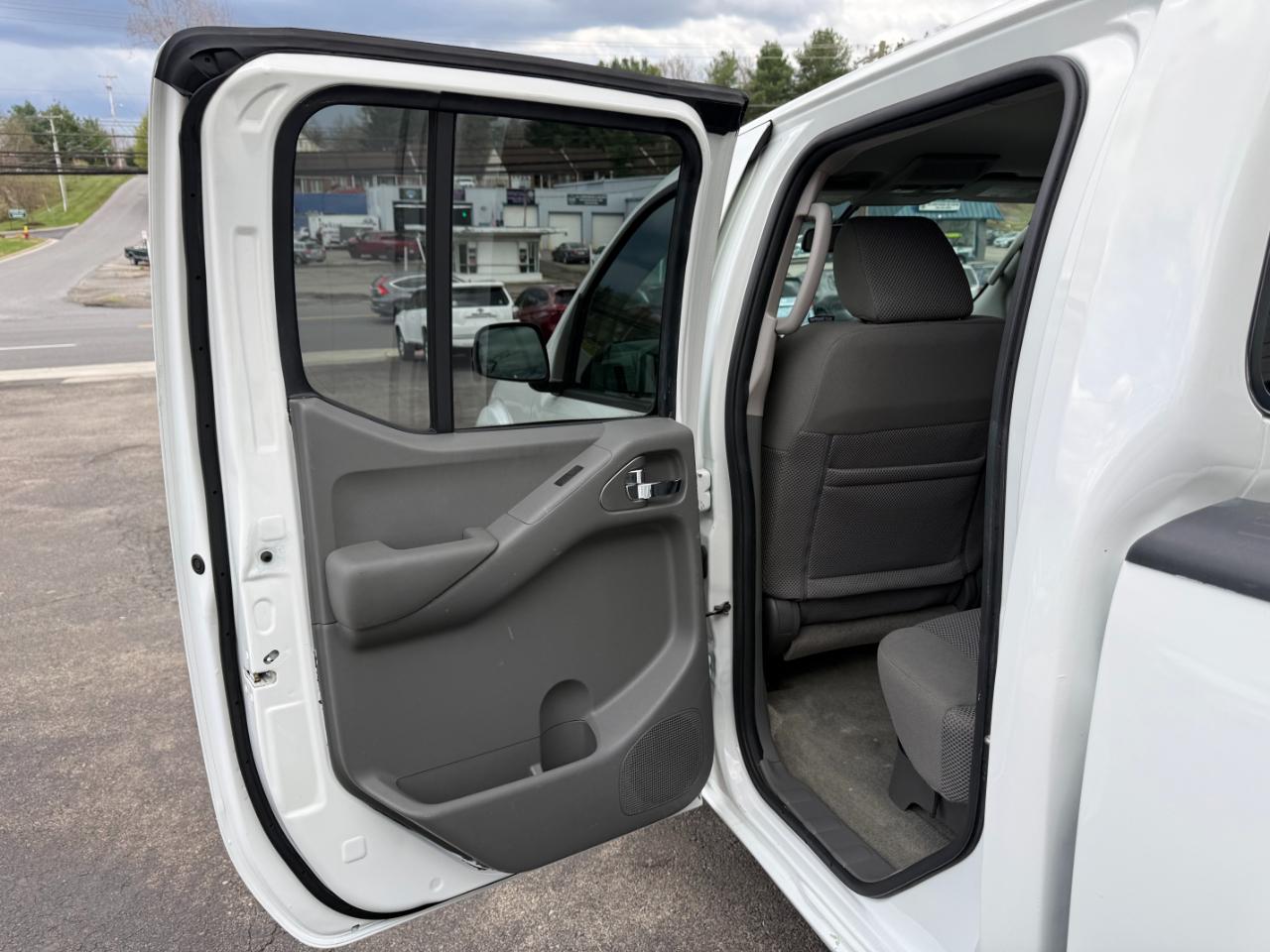 Nissan Frontier SV Crew Cab LWB 5AT 4WD 2017