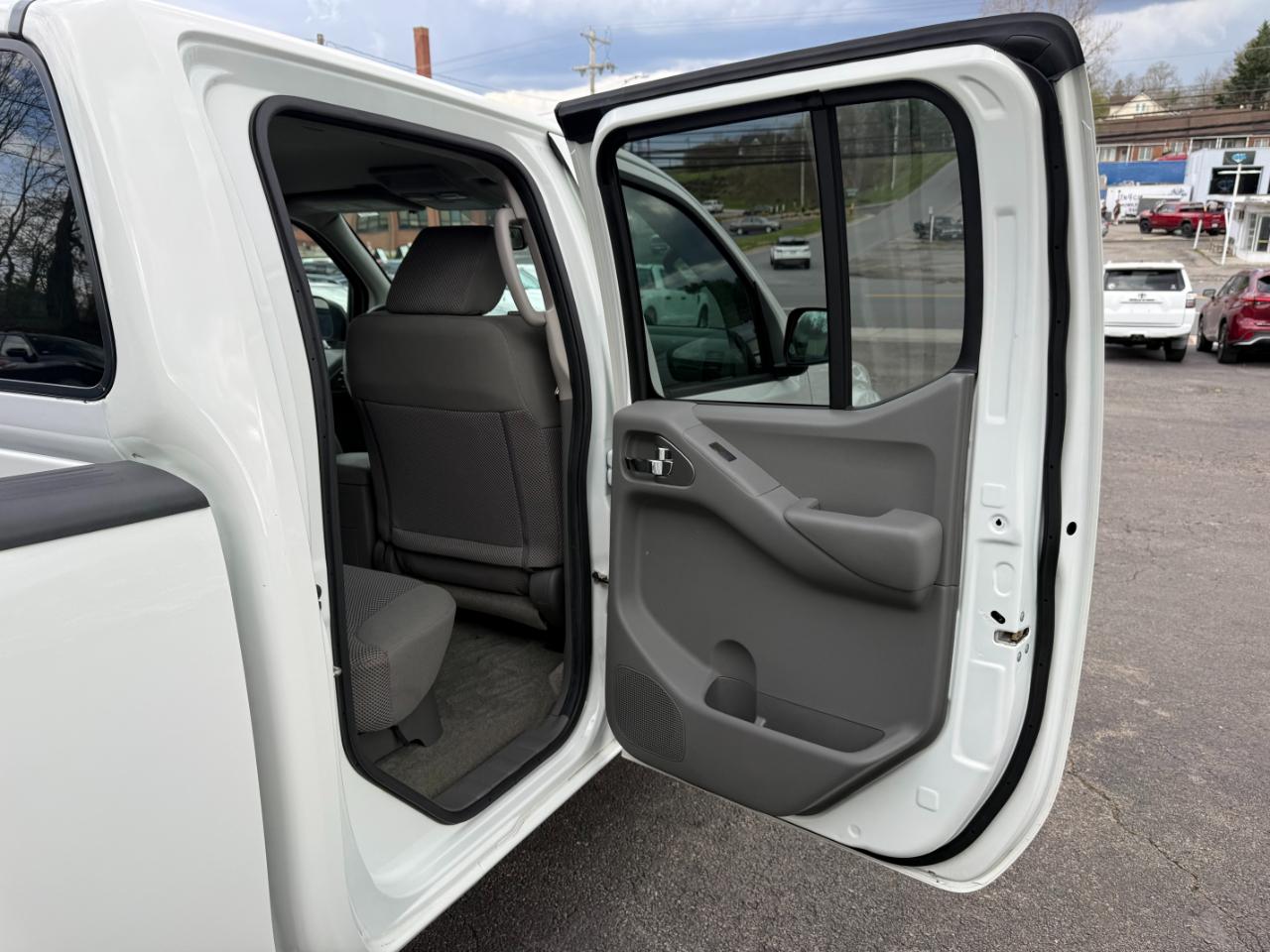 Nissan Frontier SV Crew Cab LWB 5AT 4WD 2017