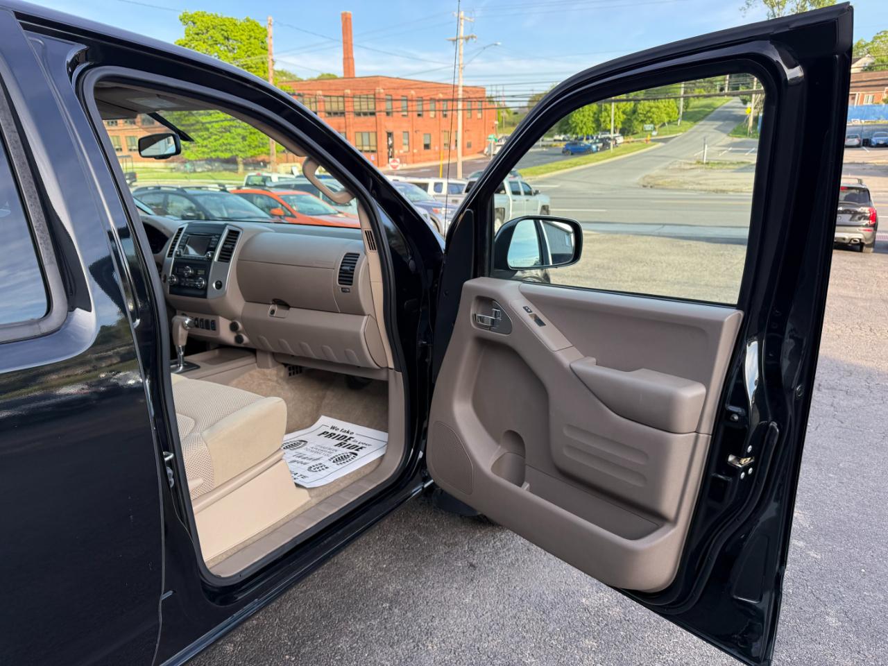 Nissan Frontier SV Crew Cab 5AT 4WD 2016