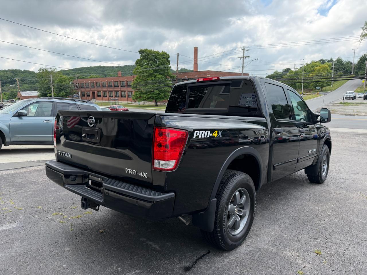 Nissan Titan PRO-4X Crew Cab 4WD SWB 2015