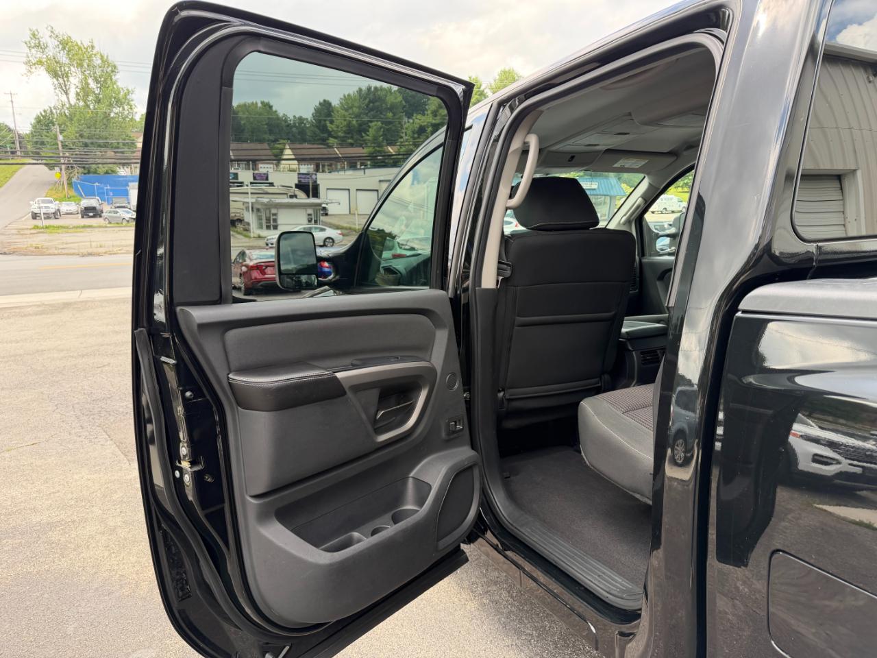 Nissan Titan PRO-4X Crew Cab 4WD SWB 2015
