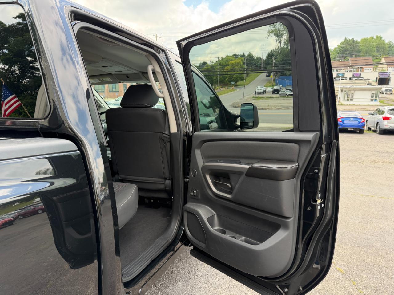 Nissan Titan PRO-4X Crew Cab 4WD SWB 2015